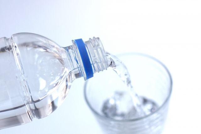 コップに注がれるペットボトルの水